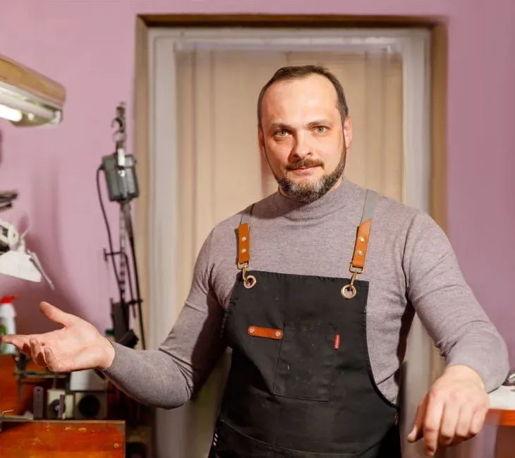Алексей Жарков в ювелирной мастерской