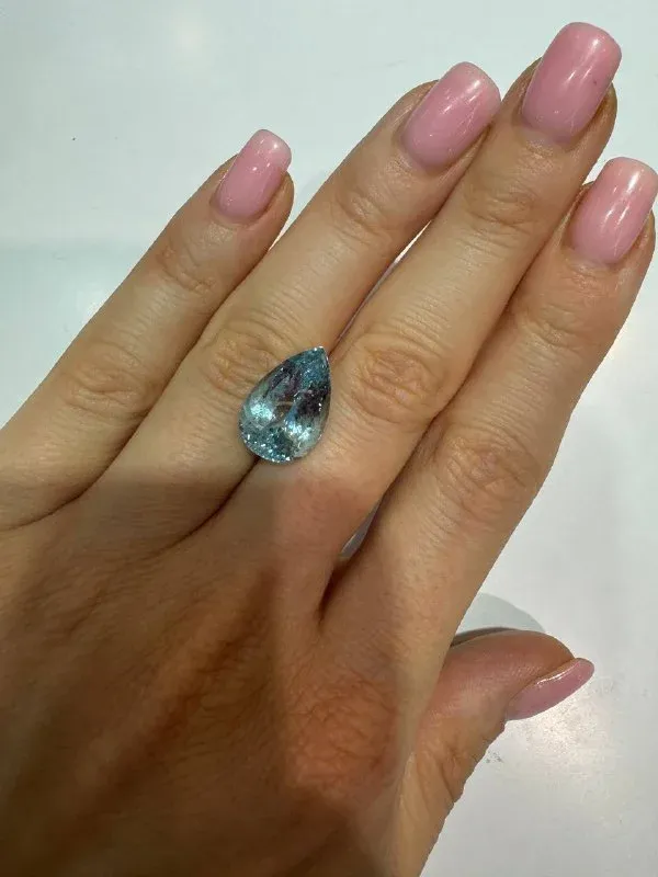 Аквамарин Груша 8,22 ct Аквамарин в огранке груша, смотрится очень изящно благодаря своей форме и сиянию. Цвет и внутрен