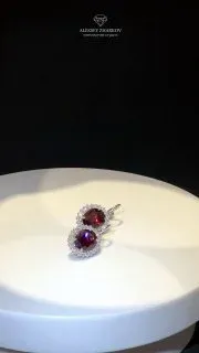 ✨ Магия глубокого красного Безупречное сочетание классики и страсти. Серьги из белого золота 585 пробы, дополненные сиян